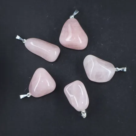 Zawieszka kwarc różowy polerowana bryłka 1szt