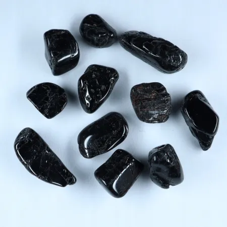 Polerowany turmalin 1 bryłka mały czakra podstawy