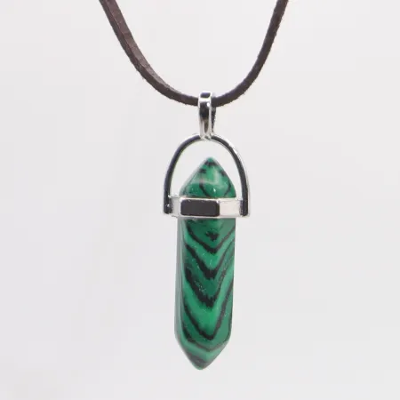Wisiorek na rzemyku, kamień - malachit syntetyczny